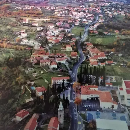 Apartma Nika *